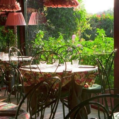 Sala con vista giardino
