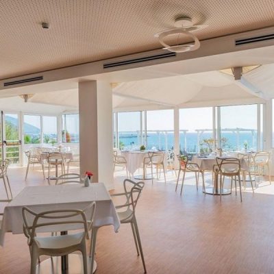 Sala con vista mare